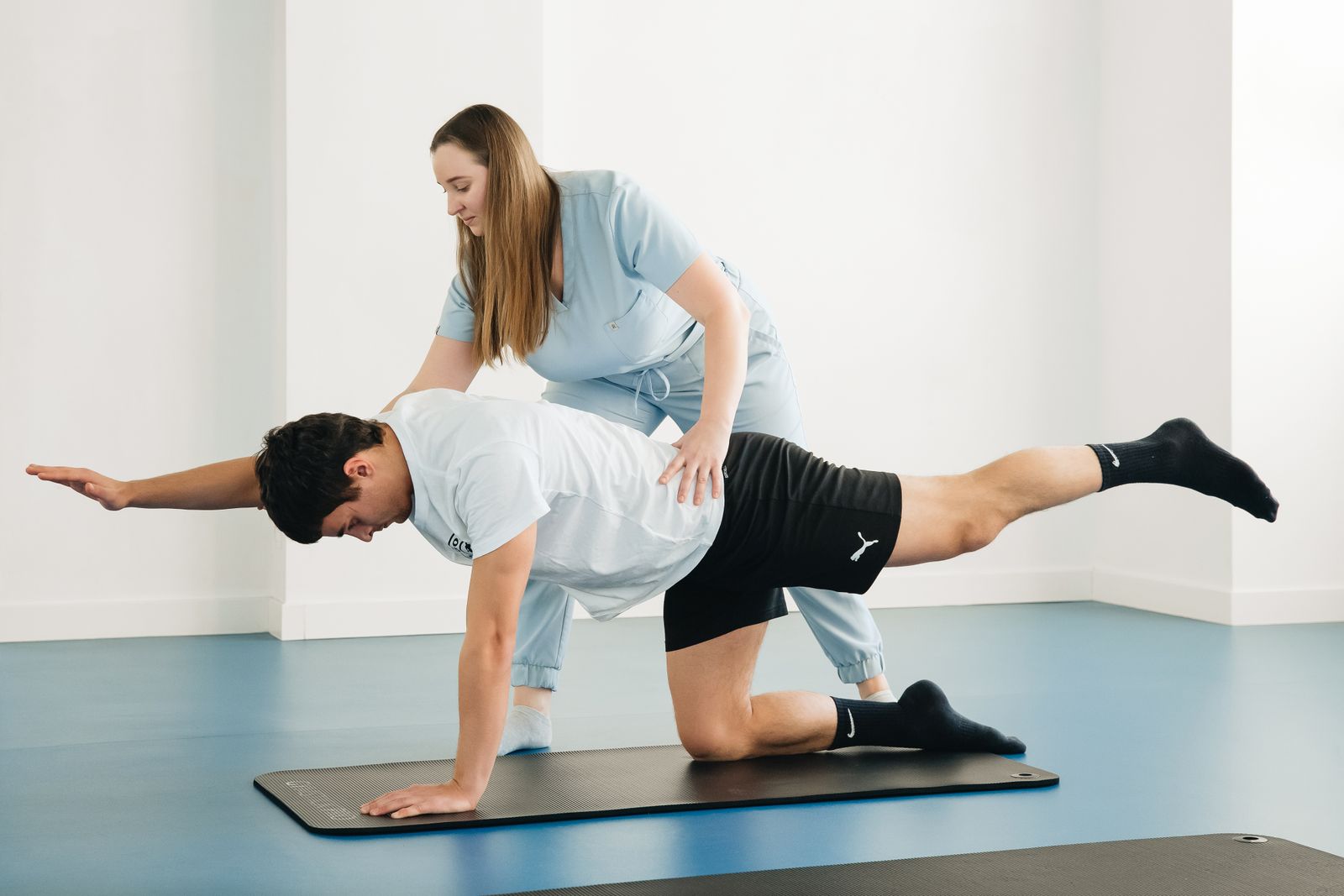 Fisioterapeuta guiant un pacient durant un exercici de rehabilitació
